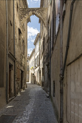 Typische Gasse in der Ortschaft Viviers, Ardeche, Frankreich