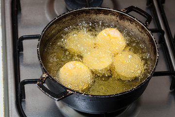 Preparation of plantain croquettes stuffed with pork cracklings