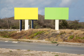 Auffallende gelbe und grüne Werbefläche am Straßenrand