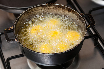 Preparation of plantain croquettes stuffed with pork cracklings