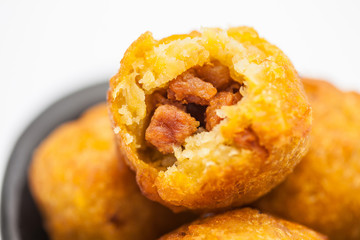 Preparation of plantain croquettes stuffed with pork cracklings
