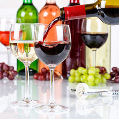 Wein einschenken eingießen Weinflasche Weinglas Rotwein Quadrat Flasche