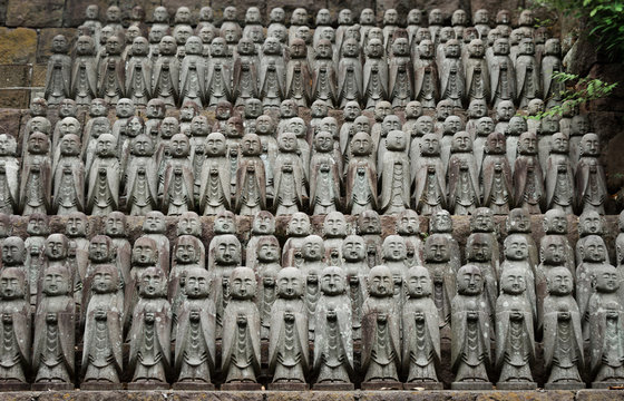 
Jizo Statuen im Hase-Dera Tempel, Kamakura, Japan 