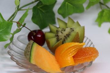 チェリーとキウイとメロンとオレンジとアイビーの葉