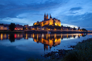 Obraz premium Albrechtsburg and Meissen city skyline on the river Elbe at night Germany