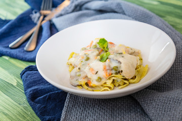 Tagliatelle with chicken, mushrooms, cream and chives