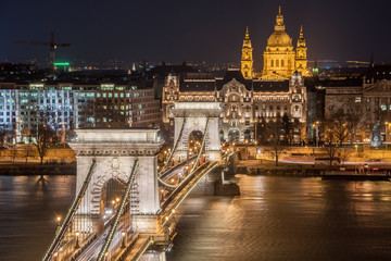 Naklejka na ściany i meble Night View of the Szechenyi Chain Bridge and church St. Stephen's in Budapest