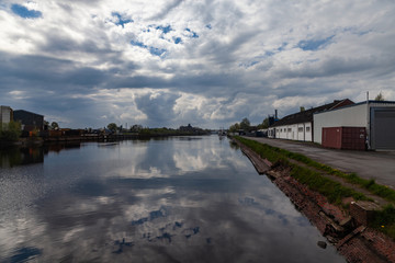 Obraz premium Handelshafen am Ems-Jade-Kanal in Wilhelmshaven