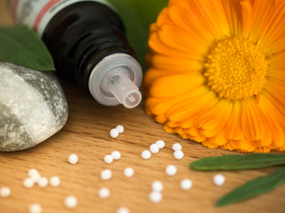 Homöopathie / Naturheilkunde - Globuli mit Glasflasche und Ringblume