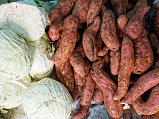 Buntes Angebot auf einem Gem&uuml;semarkt in S&uuml;dostasien / Vietnam