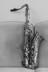 Saxof&oacute;n tenor en sill&oacute;n blanco y negro
