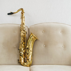 Saxofón tenor en sillón 
