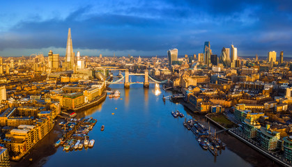 Londres, Angleterre - Vue aérienne panoramique de Londres, y compris l& 39 emblématique Tower Bridge avec bus rouge à impériale, les gratte-ciel du Bank District et d& 39 autres gratte-ciel célèbres à l& 39 heure d& 39 or