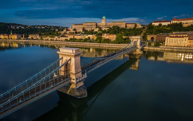 Obraz premium Budapest, Hungary - Aerial panoramic view of Szechenyi Chain Bridge with Buda Castle Royal Palace at background at sunrise