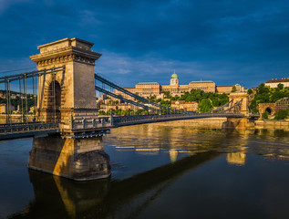Obraz premium Budapest, Hungary - Aerial panoramic view of Szechenyi Chain Bridge with Buda Castle Royal Palace at background at sunrise