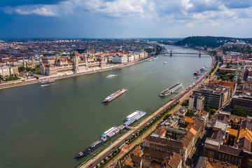 Obraz premium Budapest, Hungary - Aerial skyline view of Budapest with Houses of Parliament, Szechenyi Chain Bridge and sightseeing boats on River Danube