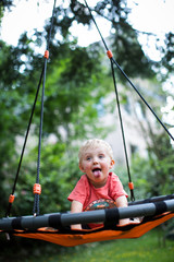 Junge schaukelt