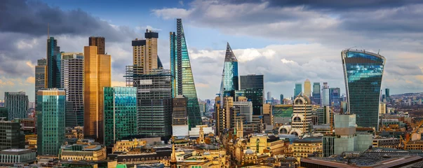 Foto auf Glas London, England - Panoramablick auf die Skyline von Bank und Canary Wharf, den führenden Finanzvierteln im Zentrum Londons mit berühmten Wolkenkratzern und anderen Sehenswürdigkeiten bei Sonnenuntergang in der goldenen Stunde © zgphotography