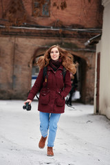 Obraz premium Portrait of beautiful red-haired photographer going on photo session
