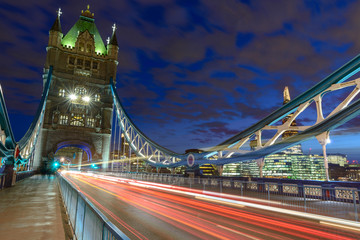 Fototapeta na wymiar Tower Bridge Traffic