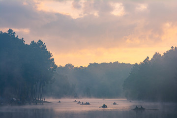 Obraz na płótnie Canvas Twilight sky over the lake morning with foggy 