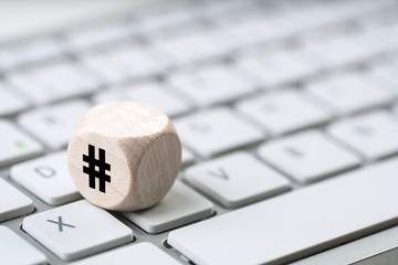 Würfel auf Tastatur mit Hashtag-Symbol