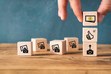 Prozess des Verkaufs von Bildern über Agenturen dargestellt mit Symbolen auf Würfeln