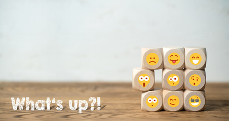 Viele Würfel mit Emoticons und die Frage "What's up?!"