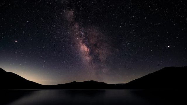 タイムラプス - 天の川 山 湖 夏の野反湖