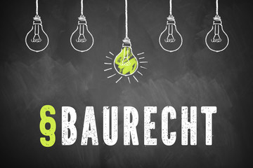 Wandtafel mit dem Wort Baurecht und einer Glühbirne als Symbol für eine Idee