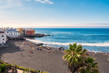 Fototapeta na wymiar Der Playa Jardin ist der beliebteste Strand in Puerto de la Cruz auf Teneriffa.