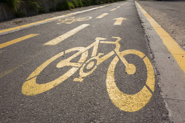 Obraz premium bicycle lane sign on the road