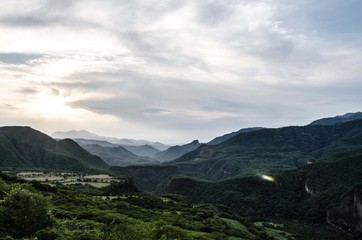Paisaje montañoso en la ruta del tequila, camino por la Sierra Madre Occidental