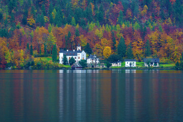Fototapeta na wymiar Ebankment of Hallstatt lake at autumn, Salzkammergut, Austria