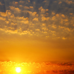 Fototapeta na wymiar Cloudy sky and bright sun rise over the horizon.