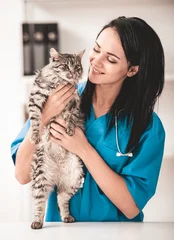 Abwaschbare Fototapete Tierärzte Junge Tierarztfrau in der Tierklinik