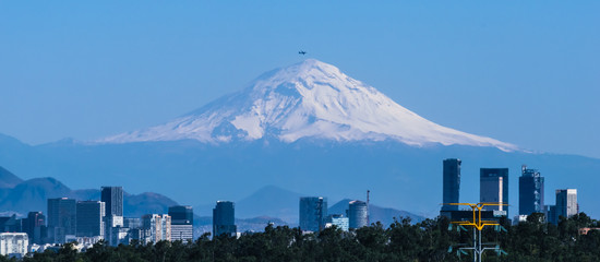 Ciudad de México, de fondo volcán Popocatepetl y avión