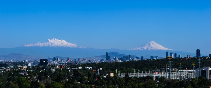 Ciudad de M&eacute;xico y de fondo los volcanes nevados