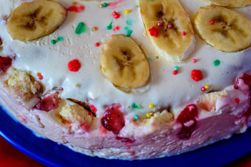 Sour cream cake with fruit