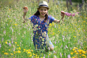 Ein Mädchen in einer wilden Blumenwiese im Thüringer Wald
