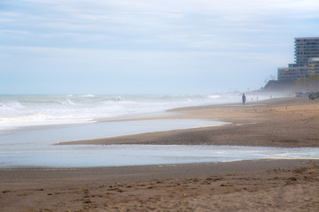 Wanderer am Strand bei stürmischer See
