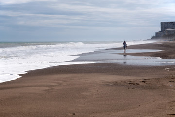 Wanderer am Strand bei stürmischer See