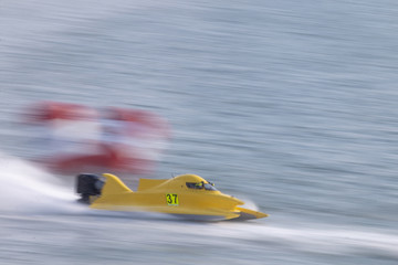 Obraz na płótnie Canvas fast powerboat racing