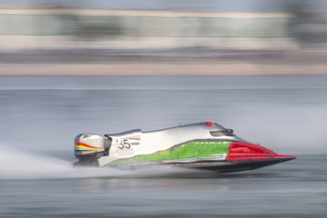 Obraz na płótnie Canvas fast powerboat racing