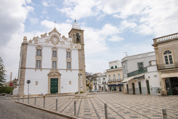 Fototapeta na wymiar main church of the city of Olhao