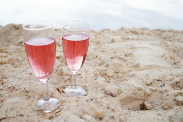 wino szampan na plaży lampki