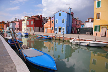 Fototapeta na wymiar BURANO, ITALY - APRIL 08, 2018: colorful houses in the island of Burano, may 08, 2010 in Burano, Venice, Italy