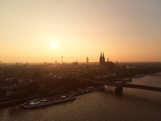 Fototapeta premium Kölner Dom und Köln bei Sonnenuntergang
