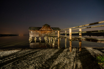 Fototapeta na wymiar Bootshaus bei Nacht
