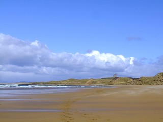 Strandspaziergang mit blick auf eine Burg